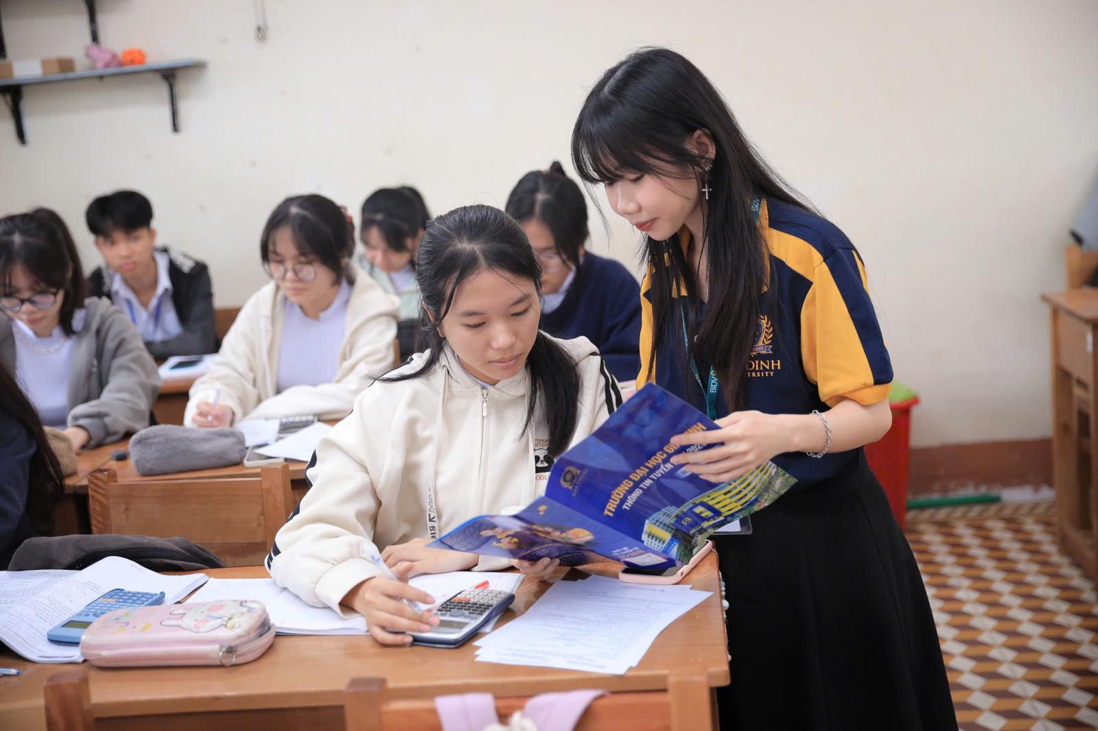 nu sinh can nhac co nen su dung diem thi nam truoc de xet tuyen nganh luat